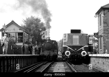 1898 Ferrovia Metropolitana e classe 'Metropolitan Railway No.1' (l) e Classe 117 DMU M51384 (R) a nord Stazione Weald, Epping Ongar ferroviarie, Essex, UK. Foto Stock