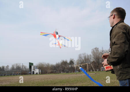 Kovrov, Russia. Il 22 aprile 2014. I voli sui modelli di aereo nel campo di calcio nel parco Degtyarev chiamato in onore del XV anniversario dei bambini Foto Stock