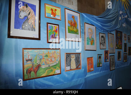Kovrov, Russia. Il 22 aprile 2014. Mostra di la creatività dei bambini in onore del XV anniversario dei bambini e il centro giovanile "Helios" in casa Foto Stock