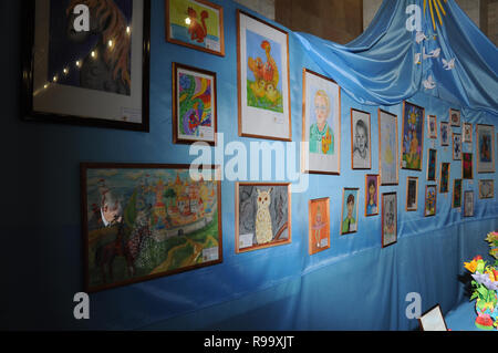 Kovrov, Russia. Il 22 aprile 2014. Mostra di la creatività dei bambini in onore del XV anniversario dei bambini e il centro giovanile "Helios" in casa Foto Stock
