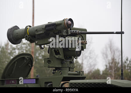 Un U.S. Esercito comune azionato a distanza Stazione arma Javelin o corvi-J, montato su un Stryker fanteria veicolo portante, pronto per essere sparato al settimo esercito Grafenwoehr Area Formazione Dicembre 19, 2018 in Grafenwoehr, Germania. In remoto la sparata lanciamissili è azionato dall'interno del veicolo che fornisce protezione per i soldati. Foto Stock