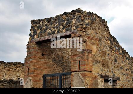 Una sezione di rovine entro l antica città romana di Pompei, Italia, la quale fu distrutta dall'eruzione del Vesuvio nel 79 d.c. Foto Stock