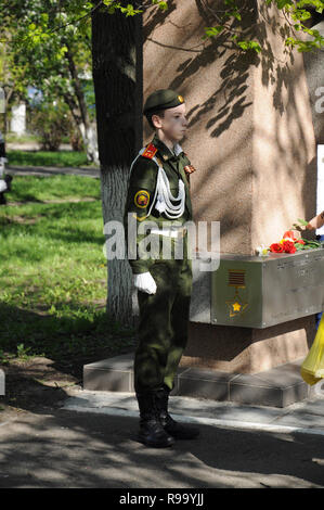 Kovrov, Russia. 9 maggio 2014. La Giornata della vittoria celebrazione presso la Piazza della Vittoria. Cadetto militare permanente al monumento di Vicolo degli eroi nella città Foto Stock