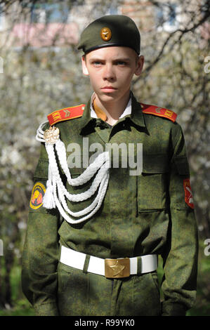 Kovrov, Russia. 9 maggio 2014. La Giornata della vittoria celebrazione presso la Piazza della Vittoria. Cadetto militare permanente al monumento di Vicolo degli eroi nella città Foto Stock