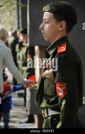 Kovrov, Russia. 9 maggio 2014. La Giornata della vittoria celebrazione presso la Piazza della Vittoria. Cadetto militare permanente al monumento di Vicolo degli eroi nella città Foto Stock