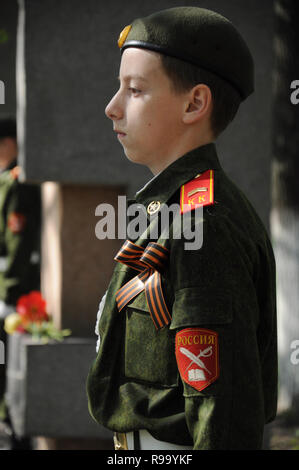 Kovrov, Russia. 9 maggio 2014. La Giornata della vittoria celebrazione presso la Piazza della Vittoria. Cadetto militare permanente al monumento di Vicolo degli eroi nella città Foto Stock