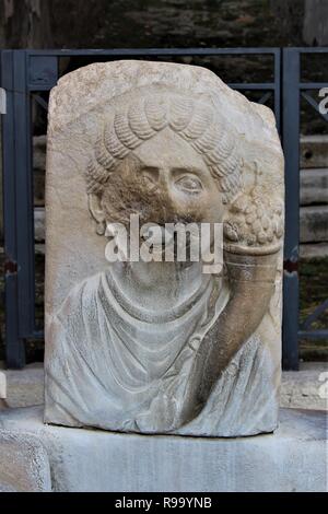 I resti di un pubblico acqua potabile fontana entro le rovine della città romana di Pompei, Italia. Foto Stock