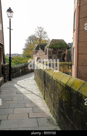 Newgate sulle mura della città a Chester, il capoluogo della contea di Cheshire, Inghilterra, Regno Unito Foto Stock