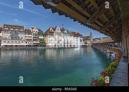 Vista della città vecchia con il Municipio dal Ponte della Cappella, la passerella di legno attraverso il Fiume Reuss nella città di Lucerna, Svizzera. Foto Stock