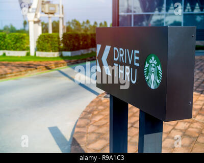 AYUTTHAYA, Tailandia - 7 Dicembre 2018: Drive thru segno di Starbucks Coffee shop in Flynow outlet shopping mall sulla autostrada di Ayutthaya, Thailandia. Foto Stock