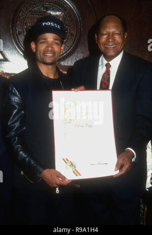 LOS ANGELES, CA - 13 Maggio: Direttore/attore Mario Van Peebles e Los Angeles Sindaco Tom Bradley partecipare a Los Angeles City Proclaimation di "Posse giorno" il 13 maggio 1993 a Los Angeles, California. Foto di Barry re/Alamy Stock Photo Foto Stock