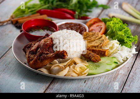 Il Nasi Campur Ayam Betutu. Foto Stock