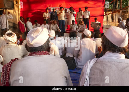 Gli agricoltori impoveriti dal nello Stato di Maharashtra partecipando a una politica dei rally a Azad Maidan, Mumbai, India, un popolare punto di raduno in città Foto Stock