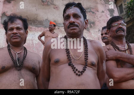 Gli indù dopo aver preso un tuffo nel santo Banganga serbatoio, Mumbai, India, indossando la sacra Rudrakshas collane, simboli di dio Shiva Foto Stock