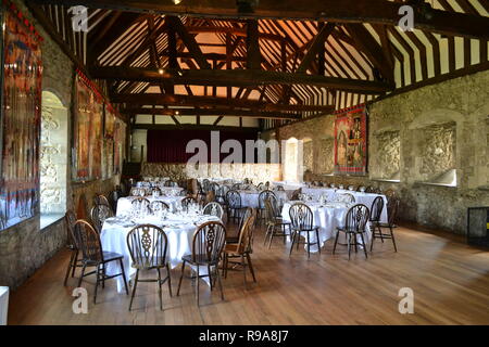 Al piano di sopra in la rovina del XIII secolo Abbazia Cistercense edificio. Preparazione per un matrimonio. Beaulieu National Motor Museum di New Forest, Hampshire, Regno Unito Foto Stock