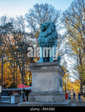 Berlino, Wannsee. Flensburg Lion. Copia di zinco di scultura da scultore danese Hermann Wilhelm Bissen commemora la vittoria danese nel 1850. Foto Stock