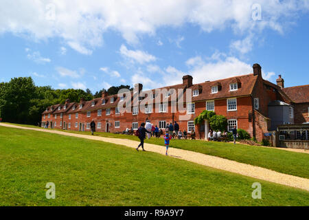 Lavoratori cottages. Scudo del disco del XVIII secolo il villaggio di costruzione navale in cui le navi di Nelson's Navy sono state costruite. Beaulieu River, New Forest, Hampshire, Regno Unito Foto Stock