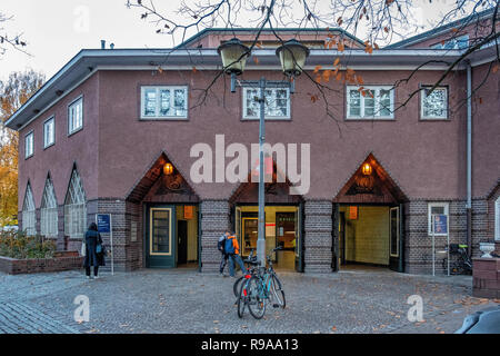 Berlin-Wannsee stazione ferroviaria ingresso. Importante incrocio di " commuters " rete dei trasporti che serve la S-bahn e la Deutsche Bahn treno servizi. Foto Stock