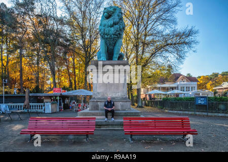 Berlino, Wannsee. Flensburg Lion. Copia di zinco di scultura da scultore danese Hermann Wilhelm Bissen commemora la vittoria danese nel 1850. Foto Stock