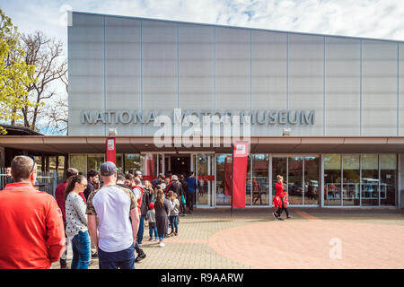 Birdwood, South Australia - 10 Settembre 2017: persone schierate in coda all'ingresso al National Motor Museum of South Australia in un giorno Foto Stock