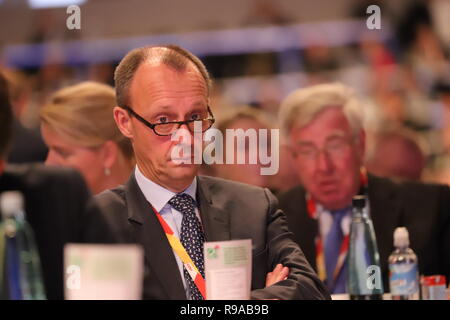 31. CDU-Bundesparteitag ad Amburgo: Friedrich Merz mit Brille , zwischen Delegierten, konsterniert. Drei Jahre Später der dritte Anlauf Foto Stock