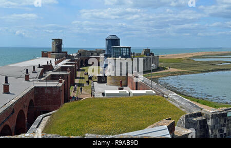 Vista sul Castello di Hurst da uno dei bastioni, Milford sul mare, nuova foresta, Hampshire, Regno Unito Foto Stock