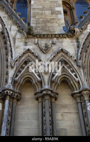 Londra, Inghilterra - Luglio 15, 2018. Dettagli scolpiti su una delle pareti esterne di Westminster Abbey fondata dai monaci benedettini nel 960annuncio, Westminster un Foto Stock