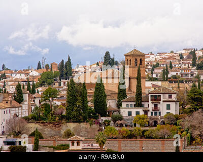 Case bianche su una collina a fianco del quartiere Albayzin e una piccola chiesa romana sulla parte superiore , Granada, Andalusia, Spagna Foto Stock