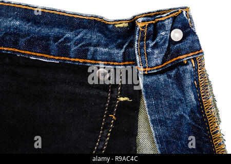 Pezzo di blue jeans tessuto isolato su sfondo bianco. Ruvida bordi irregolari. Il denim jeans strappati. Sul lato sbagliato del jeans tessuto Foto Stock