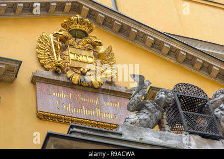 Vienna architettura asburgica, vista dell'imperial Habsburg cresta sopra il Papageno Gate del Theater an der Wien - Vienna originale dell'opera house. Foto Stock