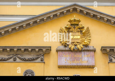 Stemma Asburgico Vienna, vista dell'imperial Habsburg cresta sopra il Papageno Gate del Theater an der Wien - Vienna originale dell'opera house. Foto Stock