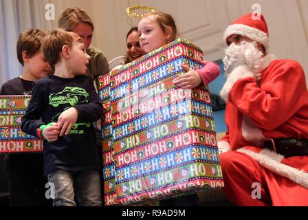 Berlino, Germania. Xxi Dec, 2018. Un babbo natale visita il cuore Tedesco Berlino Centro a Augustenburger Platz e dà presenta per i bambini, compresi Thore, Magnus e nele. La campagna è supportata dalla Società degli Amici del German Heart Center di Berlino e il personale della "Park Inn' Hotel su Alexanderplatz. Credito: Jens Kalaene/dpa-Zentralbild/ZB/dpa/Alamy Live News Foto Stock