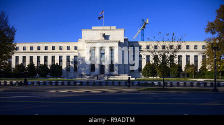 Washington, Distretto di Columbia, Stati Uniti d'America. Xi Nov, 2018. Una risoluzione molto alta esterno dell'Marriner S. Eccles Federal Reserve Board edificio che si trova lungo la Constitution Avenue a 20th Street, NW a Washington DC, il 11 novembre 2018. Esso ospita gli uffici principali del consiglio dei governatori della Federal Reserve System.Credit: Ron Sachs/CNP Credito: Ron Sachs/CNP/ZUMA filo/Alamy Live News Foto Stock