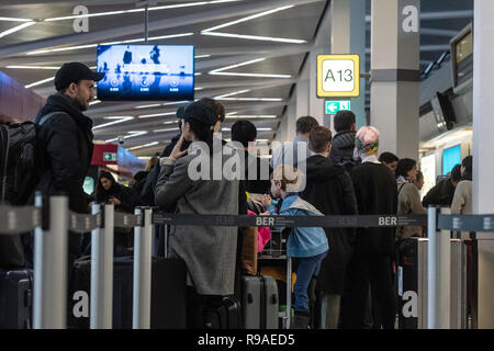 Berlino, Germania. Xxi Dec, 2018. I viaggiatori sostare vicino ad ogni altro di fronte a un cancello presso l'aeroporto di Tegel e attendere per il check-in. Credito: Paolo Zinken/dpa/Alamy Live News Foto Stock