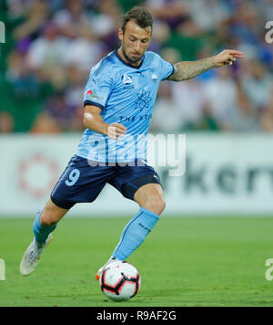 Il 21 dicembre 2018, pennino Stadium, Perth, Australia; una lega calcio, Perth Gloria rispetto a Sydney FC; Adam Le Fondre di Sydney FC passa la palla nella casella durante il secondo semestre Foto Stock