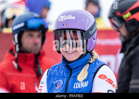 Courchevel, Francia. Il 21 dicembre 2018, Courchevel, Francia. Tessa Worley terzo posto sul podio a Courchevel Coppa del Mondo di sci femminile Slalom Gigante Credito: Fabrizio Malisan/Alamy Live News Foto Stock