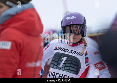 Courchevel, Francia. Il 21 dicembre 2018, Courchevel, Francia. Tessa Worley terzo posto sul podio a Courchevel Coppa del Mondo di sci femminile Slalom Gigante Credito: Fabrizio Malisan/Alamy Live News Foto Stock