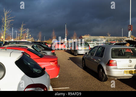 Mansfield, Nottinghamshire, Regno Unito. Xxi Dec, 2018. Gli acquirenti di cibo hanno segnalato ritardi fino a 45 minuti o più per essere in grado di lasciare il supermercato Sainsbury's e Aldi store carpark dovuta al totale collasso, shoppers rushing per last minute articoli natalizi. Credito: Ian Francesco/Alamy Live News Foto Stock