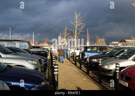 Mansfield, Nottinghamshire, Regno Unito. Xxi Dec, 2018. Gli acquirenti di cibo hanno segnalato ritardi fino a 45 minuti o più per essere in grado di lasciare il supermercato Sainsbury's e Aldi store carpark dovuta al totale collasso, shoppers rushing per last minute articoli natalizi. Credito: Ian Francesco/Alamy Live News Foto Stock