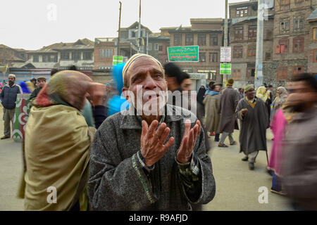 Srinagar Kashmir. Il 21 dicembre 2018. Un musulmano del Kashmir uomo visto pregare al di fuori del santuario di Syed Abdul Qadir Jeelani durante il suo annuale di URS al suo Santuario a Srinagar. L annuale Urs (nascita anniversario) del XI secolo San Sufi Shaikh Syed Abdul Qadir Jeelani, popolarmente noto come peer Dastageer Sahib, è stato osservato con fervore religioso nel Kashmir. Credito: ZUMA Press, Inc./Alamy Live News Foto Stock