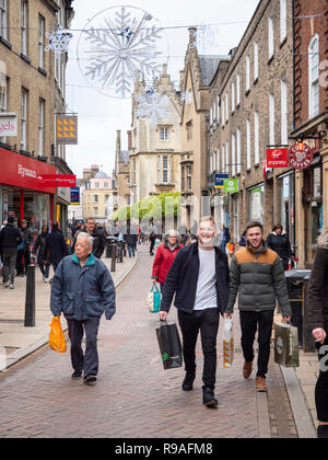 Cambridge, Cambridgeshire, Regno Unito. Il 21 dicembre 2018. Le strade di Cambridge city centre sono affollate di persone che fanno il loro shopping di Natale l'ultimo venerdì prima di Natale. Footfall sembrava essere elevata con un sacco di persone il trasporto delle borse della spesa. Credito: Julian Eales/Alamy Live News Foto Stock