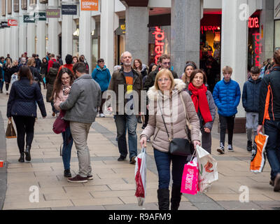 Cambridge, Cambridgeshire, Regno Unito. Il 21 dicembre 2018. Le strade di Cambridge city centre sono affollate di persone che fanno il loro shopping di Natale l'ultimo venerdì prima di Natale. Footfall sembrava essere elevata con un sacco di persone il trasporto delle borse della spesa. Credito: Julian Eales/Alamy Live News Foto Stock