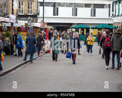 Cambridge, Cambridgeshire, Regno Unito. Il 21 dicembre 2018. Le strade di Cambridge city centre sono affollate di persone che fanno il loro shopping di Natale l'ultimo venerdì prima di Natale. Footfall sembrava essere elevata con un sacco di persone il trasporto delle borse della spesa. Credito: Julian Eales/Alamy Live News Foto Stock