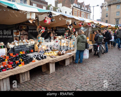 Cambridge, Cambridgeshire, Regno Unito. Il 21 dicembre 2018. Le strade di Cambridge city centre sono affollate di persone che fanno il loro shopping di Natale l'ultimo venerdì prima di Natale. Footfall sembrava essere elevata con un sacco di persone il trasporto delle borse della spesa. Credito: Julian Eales/Alamy Live News Foto Stock