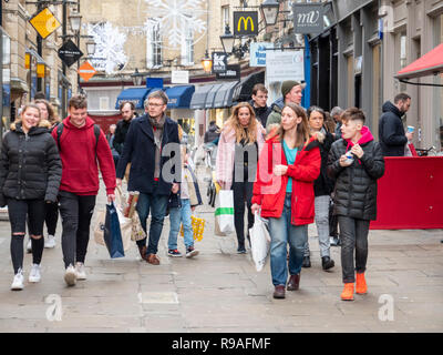 Cambridge, Cambridgeshire, Regno Unito. Il 21 dicembre 2018. Le strade di Cambridge city centre sono affollate di persone che fanno il loro shopping di Natale l'ultimo venerdì prima di Natale. Footfall sembrava essere elevata con un sacco di persone il trasporto delle borse della spesa. Credito: Julian Eales/Alamy Live News Foto Stock