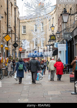 Cambridge, Cambridgeshire, Regno Unito. Il 21 dicembre 2018. Le strade di Cambridge city centre sono affollate di persone che fanno il loro shopping di Natale l'ultimo venerdì prima di Natale. Footfall sembrava essere elevata con un sacco di persone il trasporto delle borse della spesa. Credito: Julian Eales/Alamy Live News Foto Stock