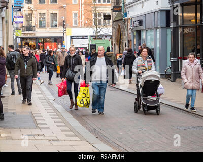 Cambridge, Cambridgeshire, Regno Unito. Il 21 dicembre 2018. Le strade di Cambridge city centre sono affollate di persone che fanno il loro shopping di Natale l'ultimo venerdì prima di Natale. Footfall sembrava essere elevata con un sacco di persone il trasporto delle borse della spesa. Credito: Julian Eales/Alamy Live News Foto Stock