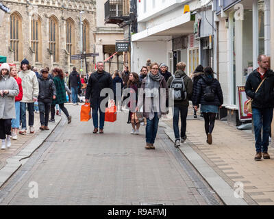 Cambridge, Cambridgeshire, Regno Unito. Il 21 dicembre 2018. Le strade di Cambridge city centre sono affollate di persone che fanno il loro shopping di Natale l'ultimo venerdì prima di Natale. Footfall sembrava essere elevata con un sacco di persone il trasporto delle borse della spesa. Credito: Julian Eales/Alamy Live News Foto Stock