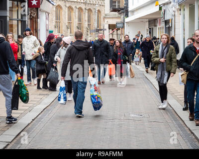 Cambridge, Cambridgeshire, Regno Unito. Il 21 dicembre 2018. Le strade di Cambridge city centre sono affollate di persone che fanno il loro shopping di Natale l'ultimo venerdì prima di Natale. Footfall sembrava essere elevata con un sacco di persone il trasporto delle borse della spesa. Credito: Julian Eales/Alamy Live News Foto Stock