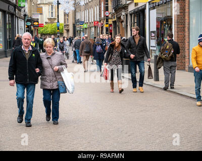 Cambridge, Cambridgeshire, Regno Unito. Il 21 dicembre 2018. Le strade di Cambridge city centre sono affollate di persone che fanno il loro shopping di Natale l'ultimo venerdì prima di Natale. Footfall sembrava essere elevata con un sacco di persone il trasporto delle borse della spesa. Credito: Julian Eales/Alamy Live News Foto Stock